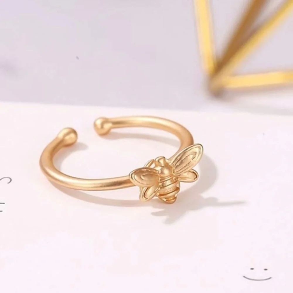 3/$30 💛 Dainty Bumblebee Ring